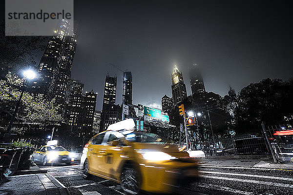 USA  New York  Gelbes Taxi nachts auf der Straße