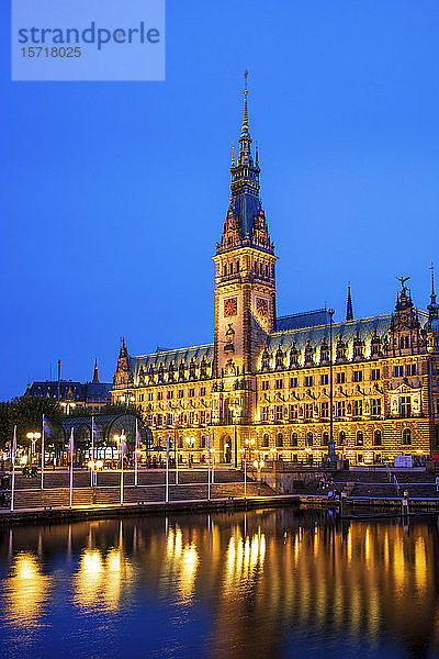 Deutschland  Hamburg  Beleuchtetes Hamburger Rathaus in der Abenddämmerung