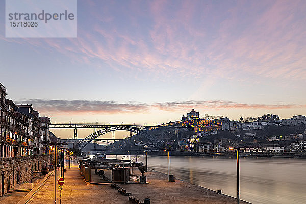 Portugal  Distrikt Porto  Porto  Douro-Flusshafen im Morgengrauen mit Stadtgebäuden und Dom Luis I-Brücke im Hintergrund