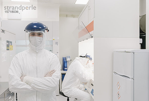 Porträt eines selbstbewussten Wissenschaftlers mit Schutzhelm im Labor
