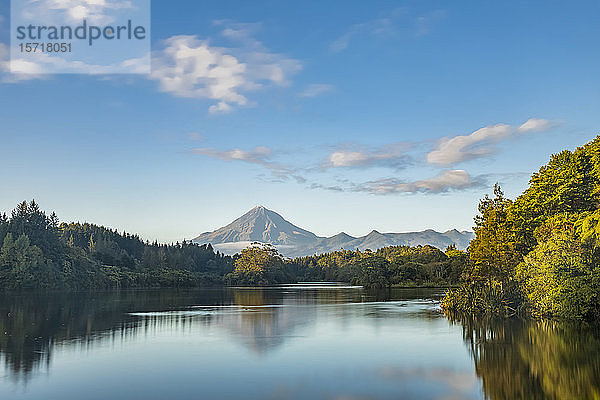 Neuseeland  Langzeitbelichtung des Mangamahoe-Sees mit dem sich im Hintergrund abzeichnenden Mount Taranaki