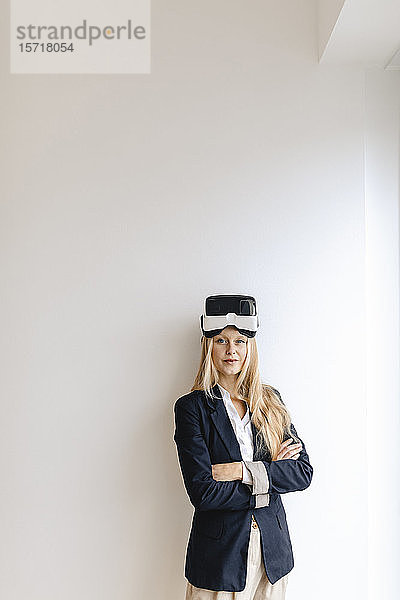 Porträt einer jungen Geschäftsfrau mit VR-Brille