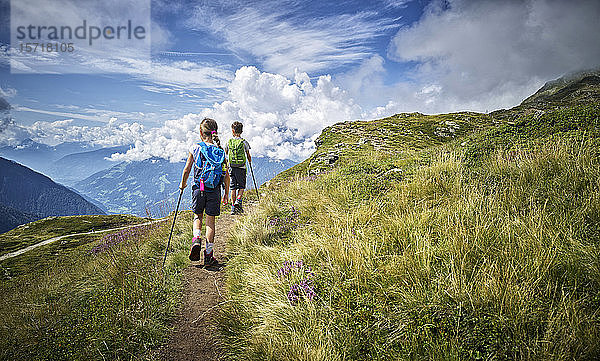 Junge und Mädchen wandern in alpiner Landschaft  Passeiertal  Südtirol  Italien