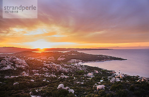 Italien  Punta Sardegna bei stimmungsvollem Sonnenuntergang