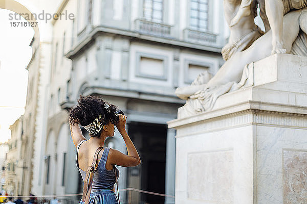 Junge Frau beim Fotografieren mit der Kamera  Florenz  Italien