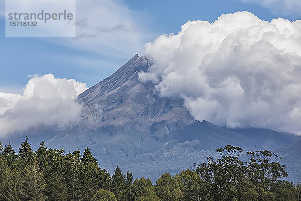 Neuseeland  Blick auf den von Wolken umhüllten Mount Taranaki