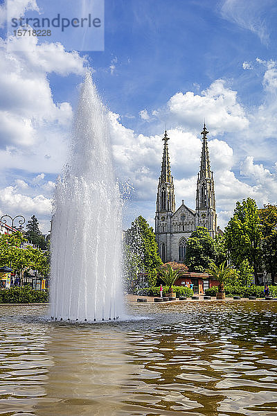 Deutschland  Baden-Württemberg  Baden-Baden  plätschernder Augustaplatz-Brunnen vor der Stadtkirche