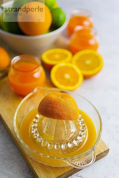 Orangenscheibe auf Entsafter gepresst