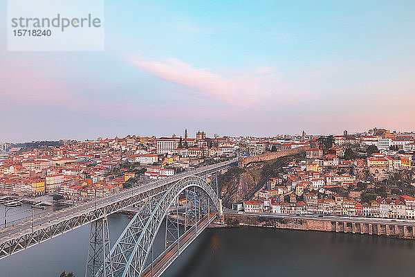 Portugal  Bezirk Porto  Porto  Luftaufnahme der Brücke Dom Luis I im Morgengrauen