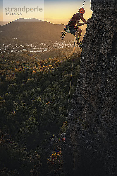 Mann klettert bei Sonnenuntergang am Battert-Felsen  Baden-Baden  Deutschland