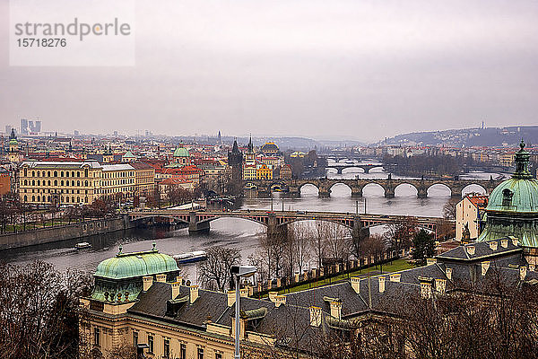 Tschechische Republik  Prag  Hochwinkelansicht der Altstadt und des Flusses
