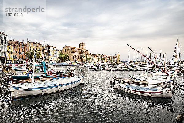 Frankreich  Côte d'Azur  La Ciotat  Hafen mit kleinen Fischerbooten