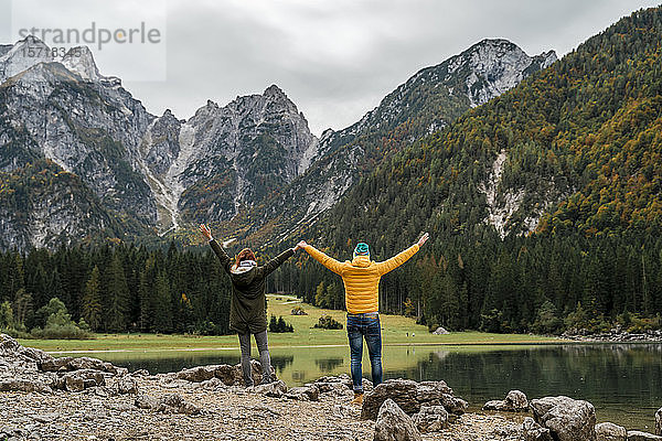 Ehepaar mit erhobenen Armen in Laghi di Fusine  Friaul-Julisch Venetien  Italien