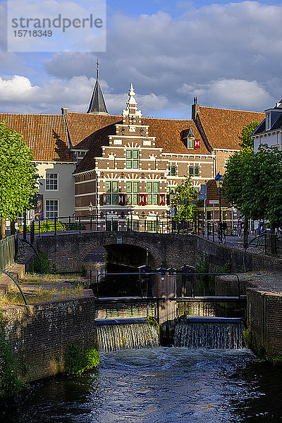 Niederlande  Utrecht  Amersfoort  Bogenbrücke über den Eem-Kanal mit Geschichtsmuseum im Hintergrund