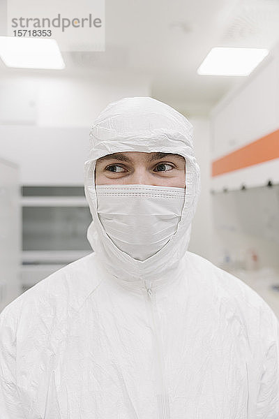Porträt eines Wissenschaftlers mit Schutzkleidung im Labor