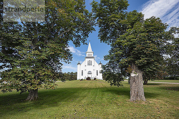 Kanada  Prince Edward Island  Saint Peters Bay  Grüner Rasen vor der Kirche Saint Peters