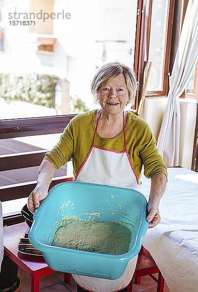 Porträt einer älteren Frau  die spanisches Weihnachtsgebäck Pestinos zubereitet
