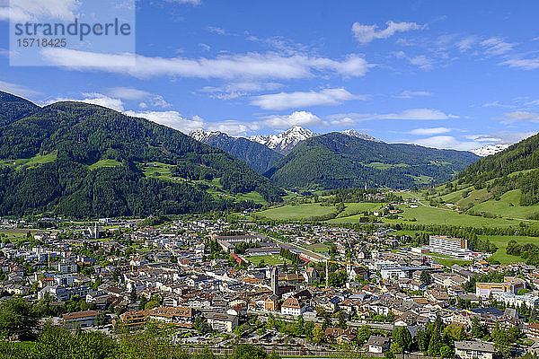 Italien  Südtirol  Sterzing  Stadt im Eisacktal im Frühling