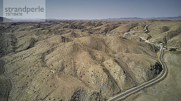 Luftaufnahme einer schmutzigen Piste durch die Wüste  Wüstengebiet Namib  Namibia