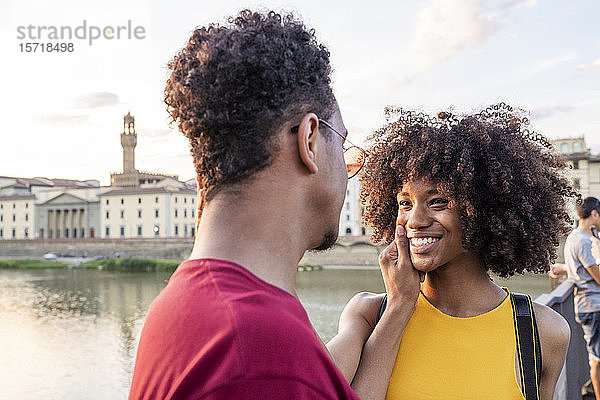Glückliches junges Touristenpaar am Arno bei Sonnenuntergang  Florenz  Italien