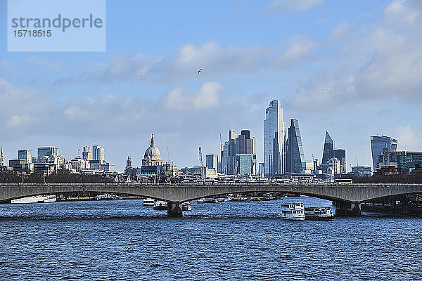 Großbritannien  England  London  Waterloo Bridge mit der Skyline der Stadt im Hintergrund