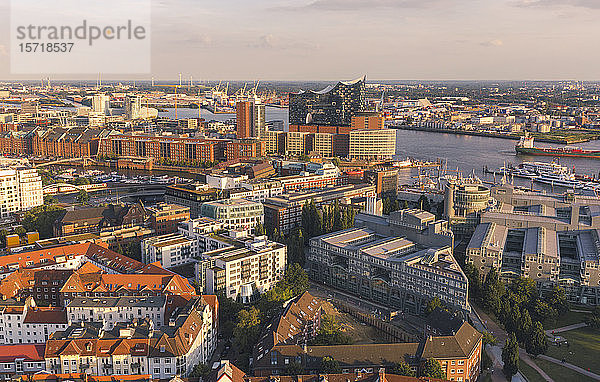Deutschland  Hamburg  Luftaufnahme der Stadt und der Elbphilharmonie