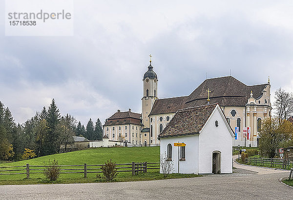 Deutschland  Bayern  Steingaden  Kleine Kapelle vor der Wallfahrtskirche von Wies