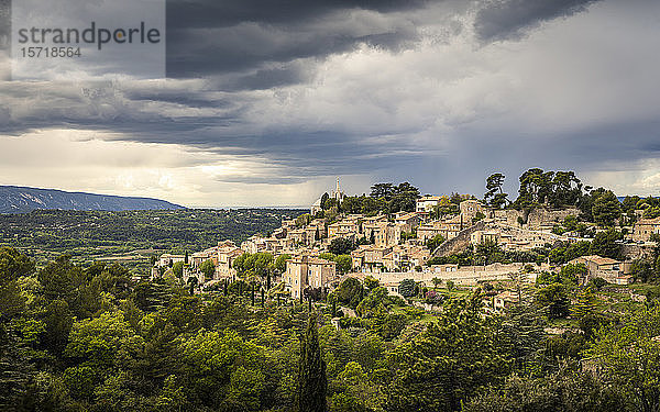 Frankreich  Provence  Cucuron  Bonnieux  Blick auf die historische Stadt