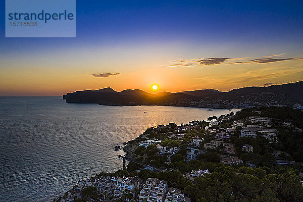 Spanien  Mallorca  Santa Ponsa  Luftaufnahme der Küstenstadt bei Sonnenuntergang