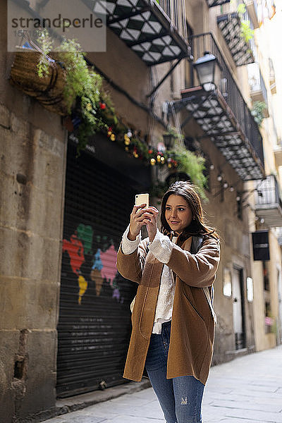Junge Frau  die in der Stadt ein Selfie macht  Barcelona  Spanien