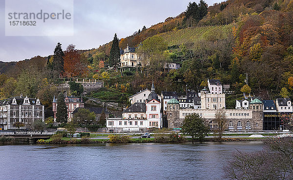Deutschland  Rheinland-Pfalz  Traben-Trarbach  Flussstadt im Herbst