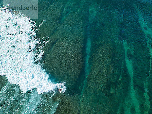Indonesien  Sumbawa  Luftaufnahme eines Surfers auf See