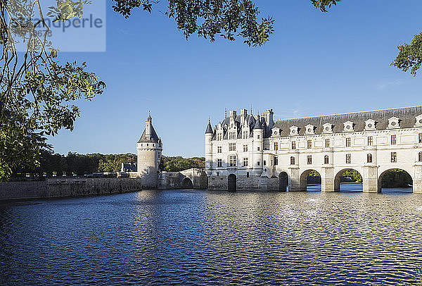 Frankreich  Centre-Val de Loire  Chenonceaux  klarer Himmel über dem Chateau de Chenonceau und dem Fluss Cher