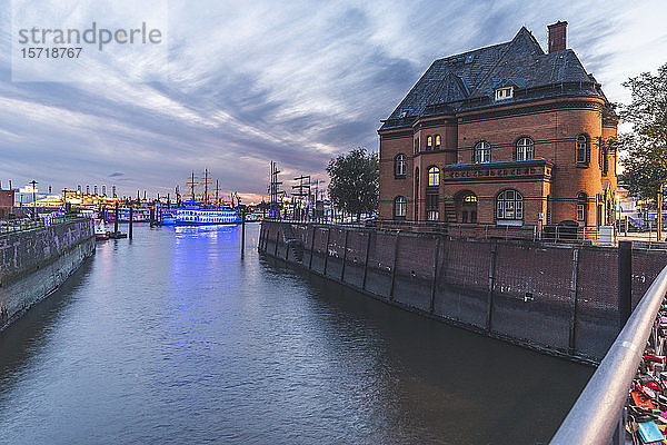 Deutschland  Hamburg  Polizeistation am Rande des Elbkanals mit Hafen im Hintergrund