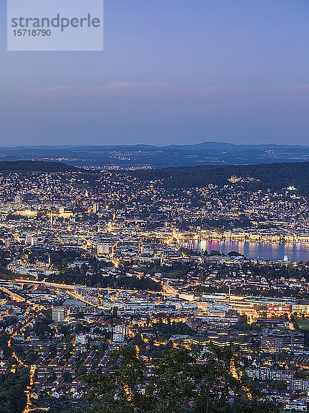 Schweiz  Kanton Zürich  Zürich  Stadt am Rand des Zürichsees vom Uetliberg aus gesehen in der Dämmerung