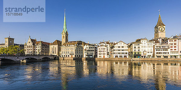 Schweiz  Kanton Zürich  Zürich  Altstadtgebäude  die sich in der Limmat spiegeln