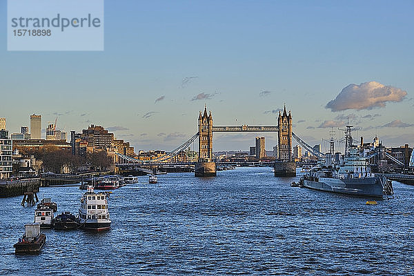 UK  England  London  Boote und Schiff auf der Themse mit der Tower Bridge im Hintergrund