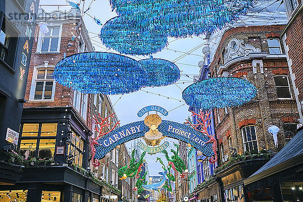 Großbritannien  England  London  Sealife Dekorationen hängen über der Carnaby Street während einer Wohltätigkeitsveranstaltung zum Schutz der Meere