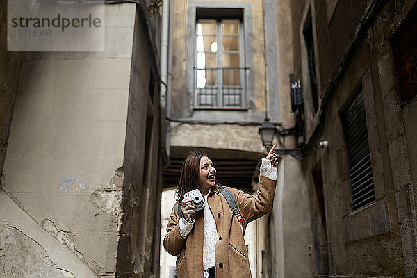 Glückliche junge Frau erkundet die Stadt  Barcelona  Spanien