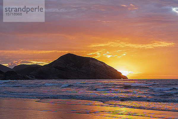 Neuseeland  Südinsel  Tasmanien  Wharariki Beach bei Sonnenuntergang