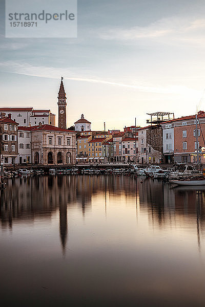 Kleiner Hafen in der Altstadt von Piran  Slowenien