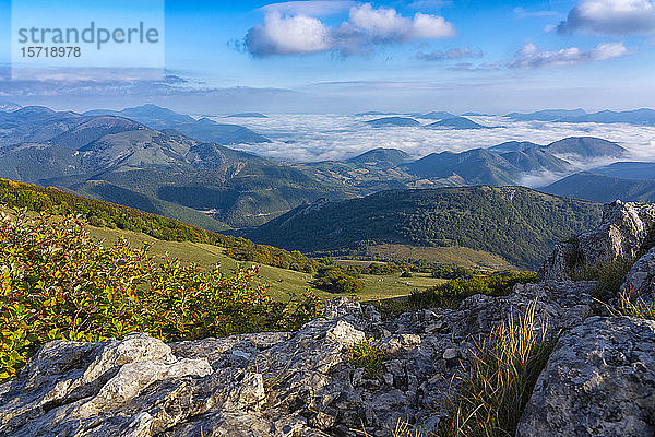 Italien  Provinz Perugia  Gualdo Tadino  Blick auf das Sorda-Tal im Herbst