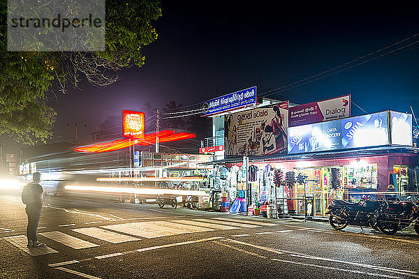 Sri Lanka  Südprovinz  Tissamaharama  Verkehr und beleuchtete Geschäfte bei Nacht