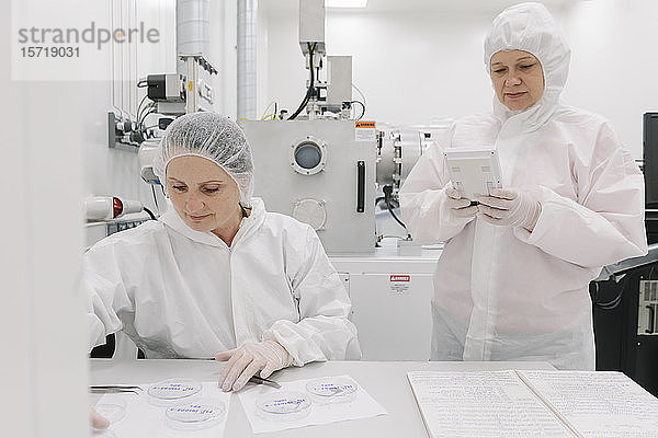 Zwei Wissenschaftler arbeiten im Labor