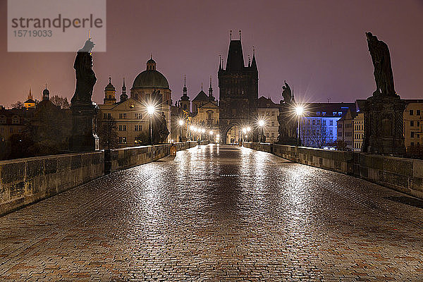 Tschechische Republik  Prag  Beleuchtete Karlsbrücke im Morgengrauen