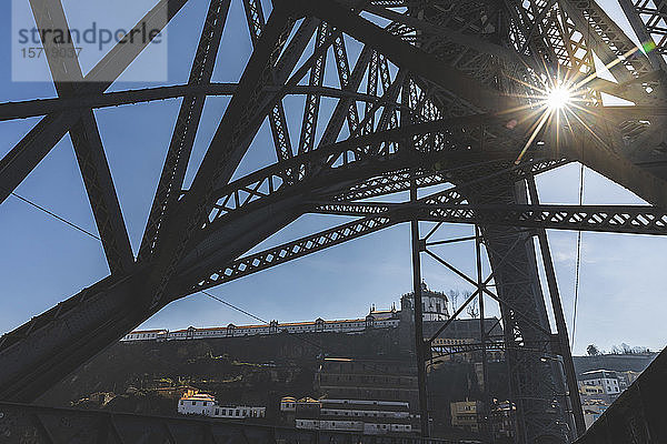 Portugal  Bezirk Porto  Porto  Sonne scheint zwischen den Eisenträgern der Dom Luis I-Brücke