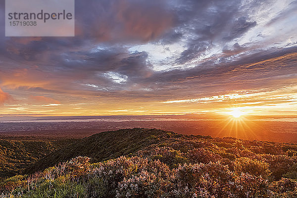 Neuseeland  Dramatischer Sonnenaufgang über dem Tongariro-Nationalpark