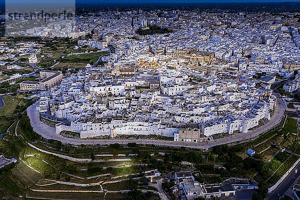 Italien  Provinz Brindisi  Ostuni  Luftaufnahme der weißen Stadt in der Abenddämmerung