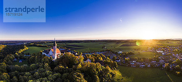 Deutschland  Bayern  Oberbayern  Pfaffenwinkel  Ammersee  Abtei Andechs bei Sonnenaufgang