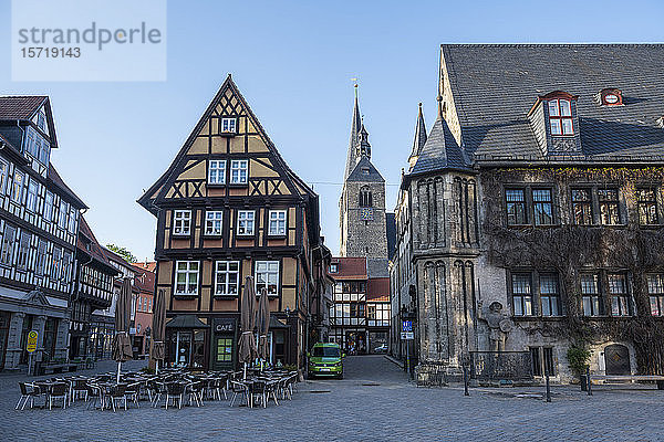 Deutschland  Sachsen-Anhalt  Quedlinburg  Stühle vor Fachwerkcafé in historischer Stadt